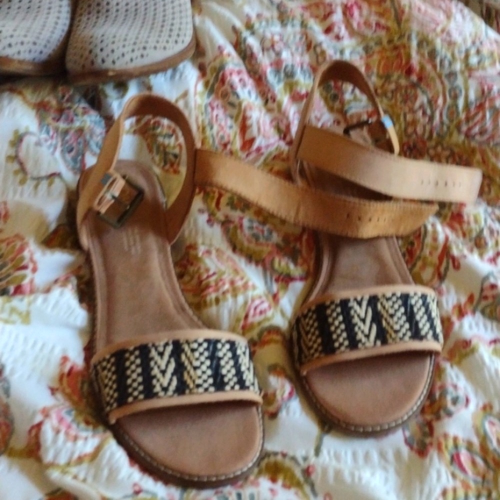 Sandals toms size 9